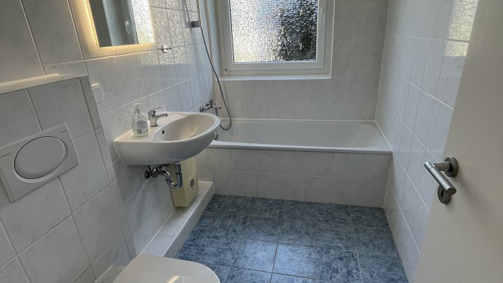 Abseits der Hauptstraße - perfekt geschnitten, gepflegt und mit Balkon zu Sonne