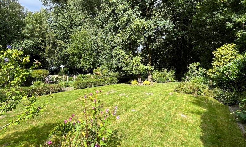 Hier wird Ihr Traumhaus Wirklichkeit - herrlich sonnig, naturnah und idyllischer Garten