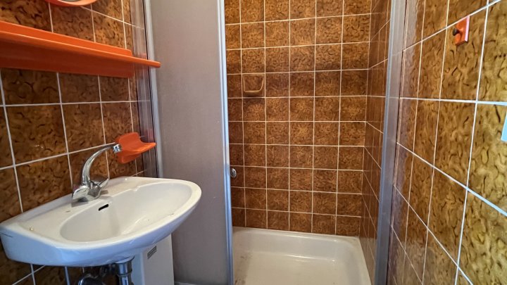 Sonnenterrasse, Kamin und herrlicher Gartenblick – sanierungsbedürftiges Zuhause in Marienthal