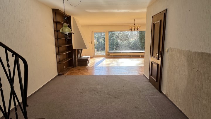 Sonnenterrasse, Kamin und herrlicher Gartenblick – sanierungsbedürftiges Zuhause in Marienthal