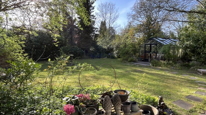 Keine Käufercourtage - Liebevoll gestaltetes Zuhause mit Garten wie ein kleiner Park