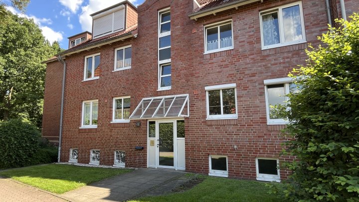 Grün umrahmt, bestens geschnitten und herrlicher Sonnenbalkon - Einbauküche und Tiefgarage inklusive